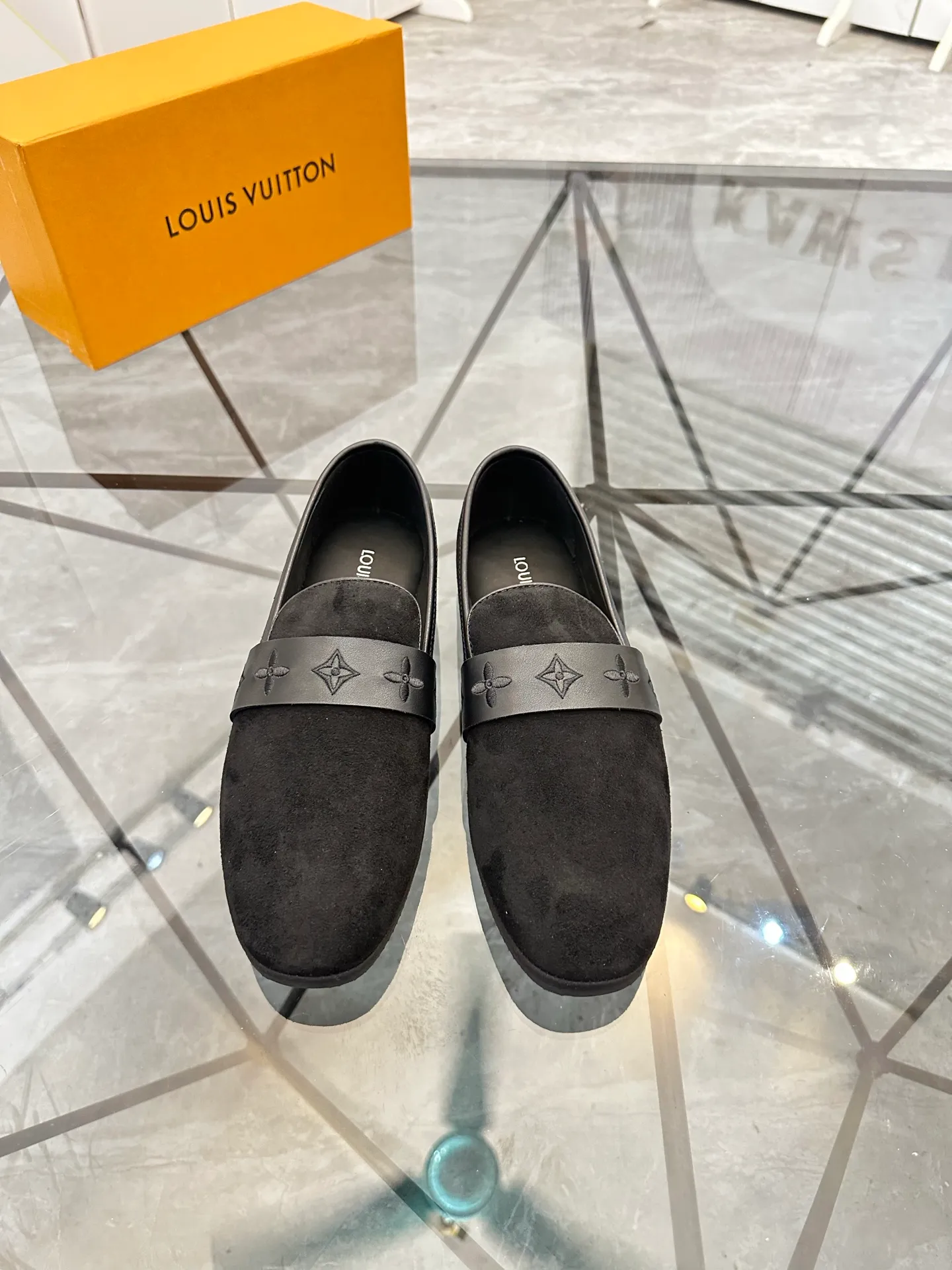 Selling men's shoes 💰: 💰P460¥ Product trademark: LV* "Louis Vuitton*" slip-on shoes, lazy shoes, regular size: 38-44. (can be customized to 45.) Product materials: imported first-layer nubuck leather upper, water-dyed cowhide lining, original outsole. No.: D301
